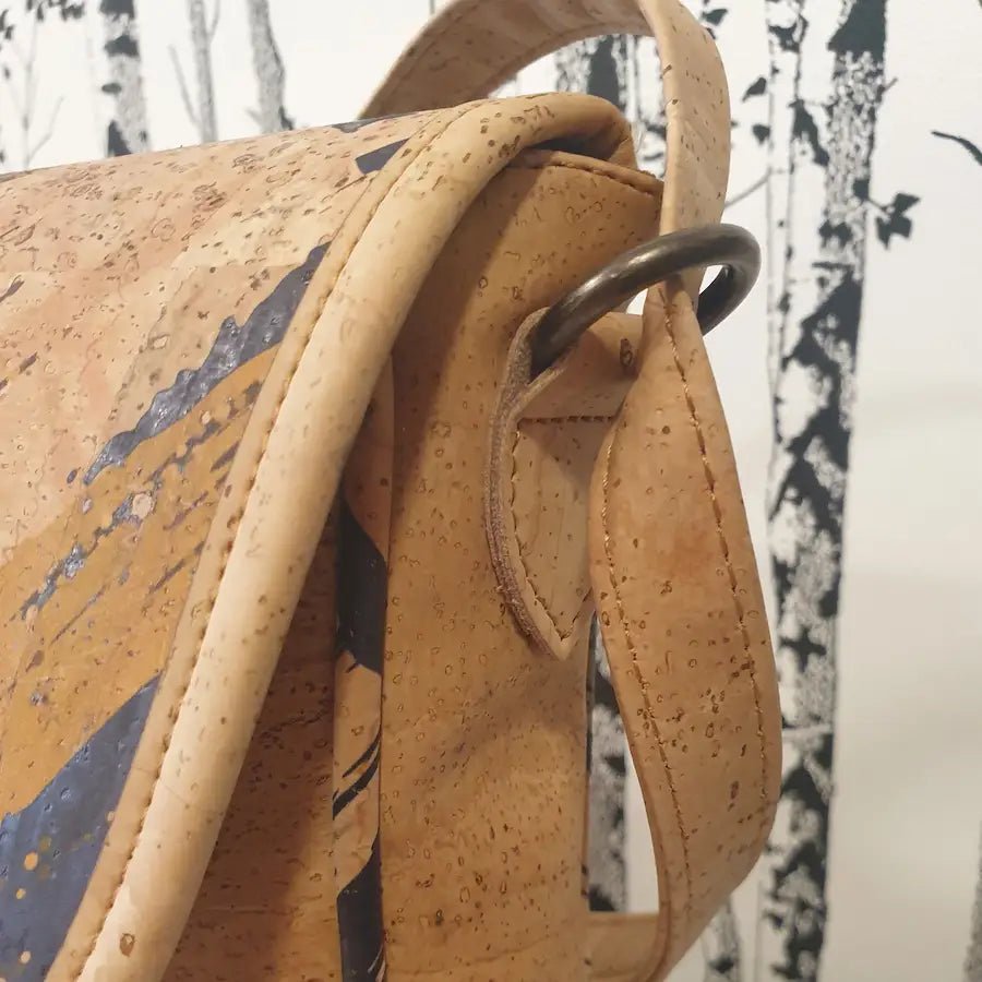 détail sur attache du sac bandoulière Léo