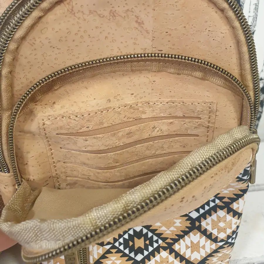 Détail porte-cartes intégré au sac bandoulière