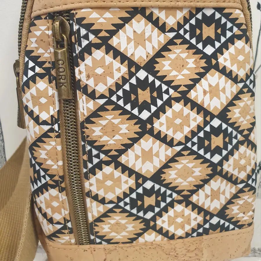 zoom sur motif avant du sac bandoulière