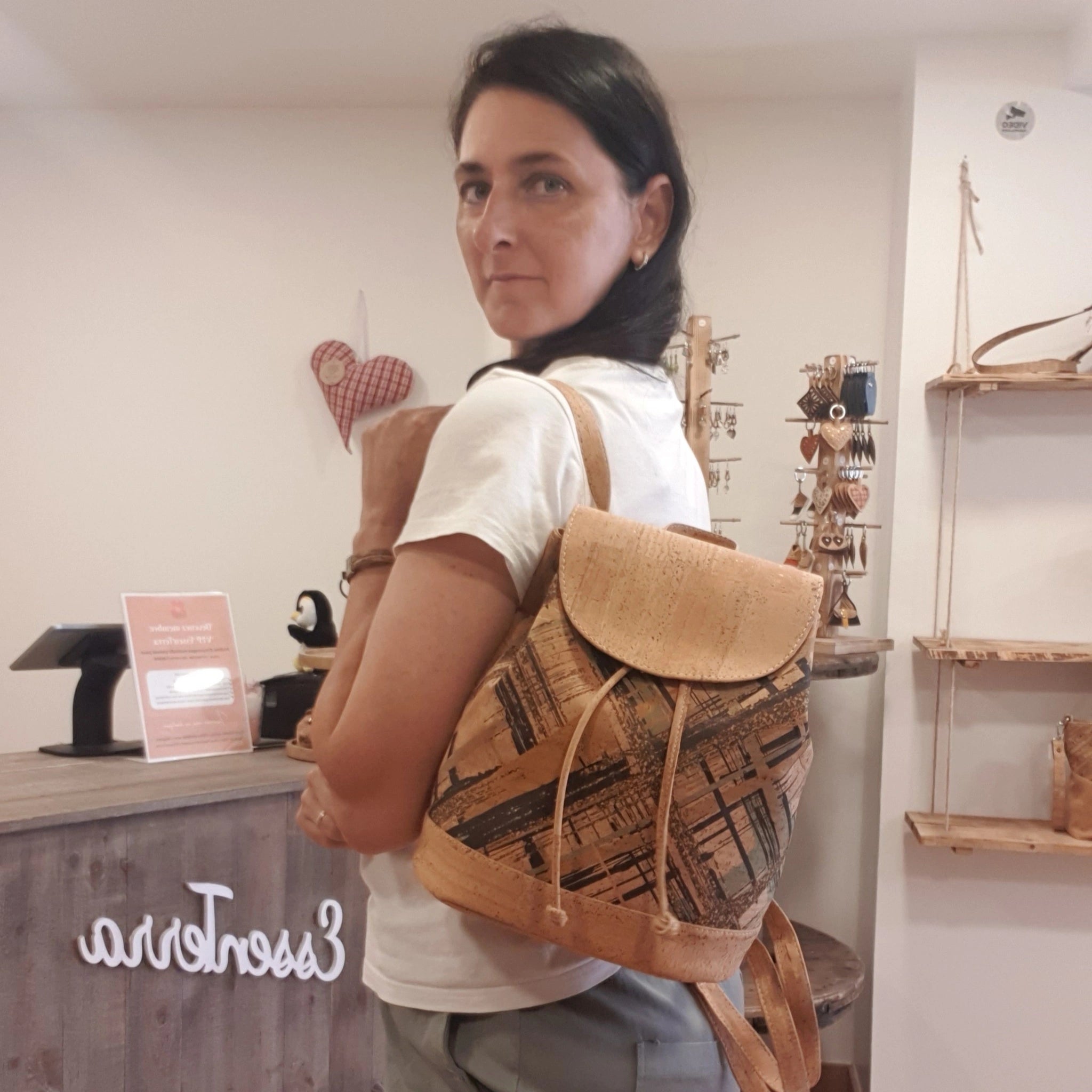 Séverine portant un sac à dos et bracelet en liège naturel dans la boutique EssenTerra