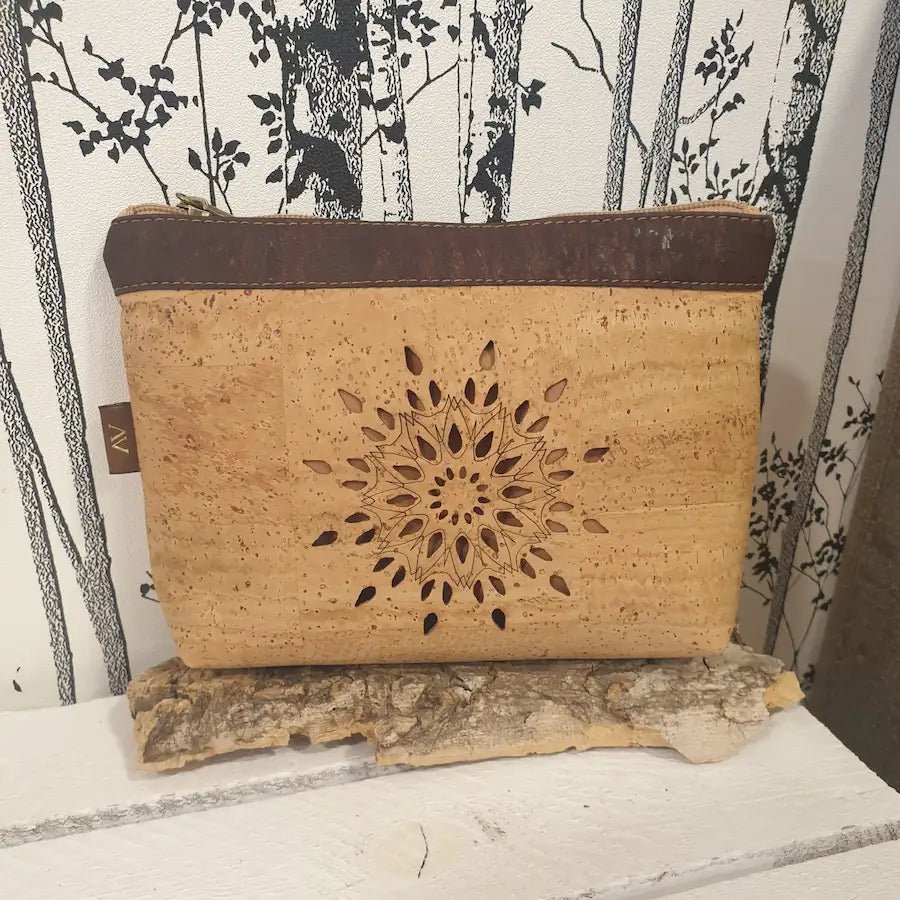 Vue avant trousse de toilette en liège fait artisanalement