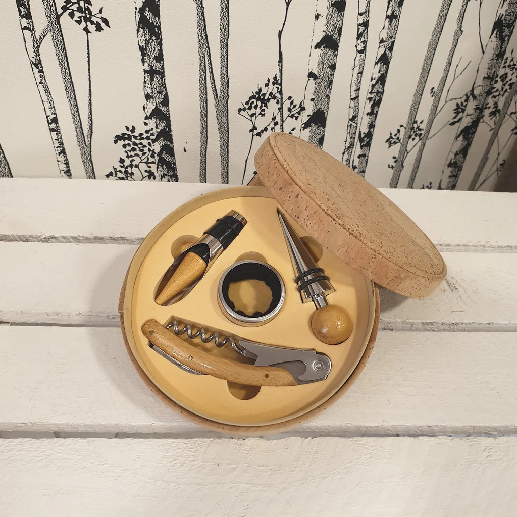 Coffret à vin Nora 4 pièces présenté dans une boîte cadeau en liège naturel